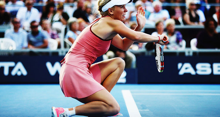 Caroline Wozniacki venceu Goeges por 2 sets a 0 e terá pela frente  Strycova na semifinal 