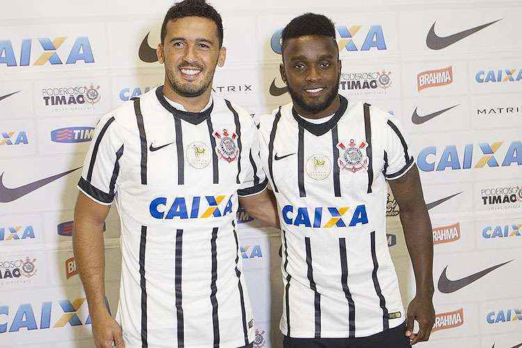 Edílson (E) e Stiven Mendoza (D) foram apresentados como os novos reforços do Corinthians em 2015