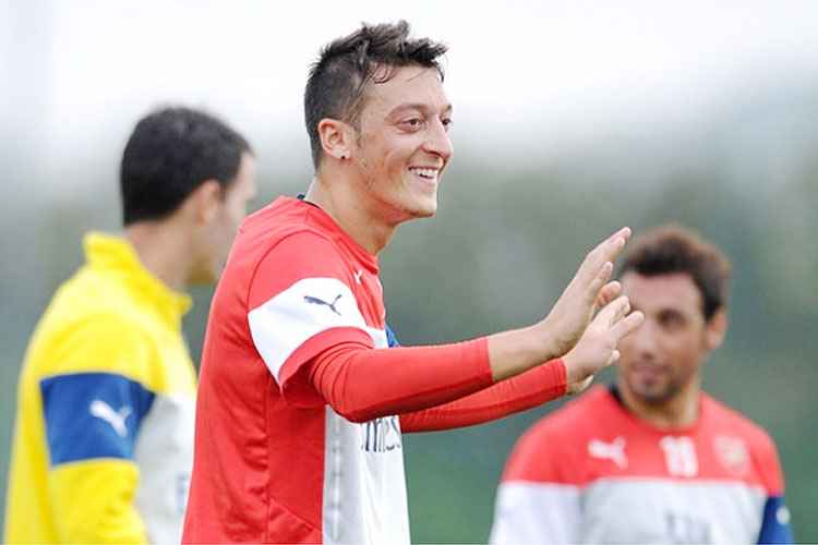 Mesut Özil se recuperou de uma lesão nos ligamento do joelho que o afastava dos gramados desde outubro