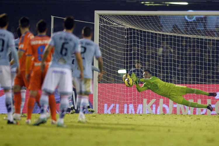 Defesa contra o Celta foi a 14ª de Diego no Espanhol, ultrapassando os números do ex-goleiro Cañizares