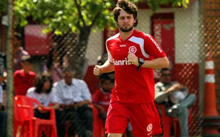 Revelado pelo Inter, meia João Paulo, 23 anos, já atuou por Atlético-GO (2013) e Goiás (2014)