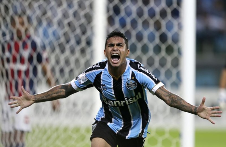 O disputado atacante Dudu (E) em ação pelo Grêmio na Libertadores: sete gols em 53 partidas de 2014