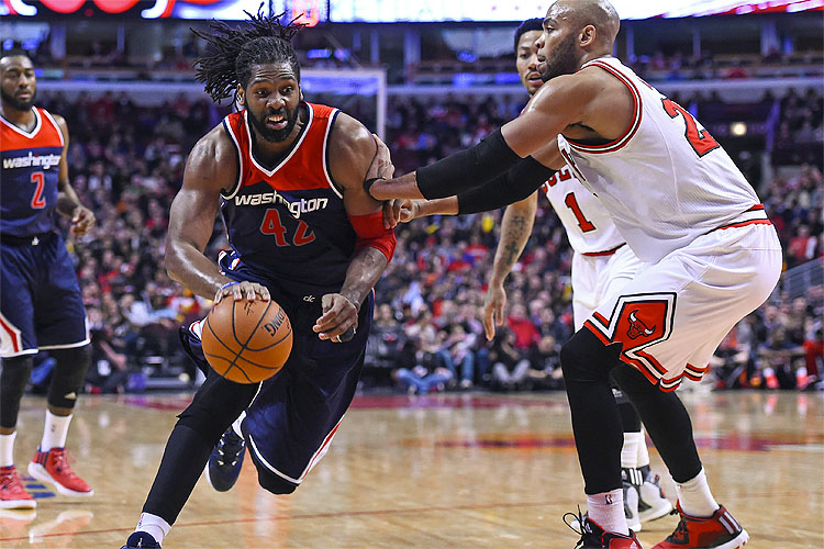Nenê passa por Taj Gibson; brasileiro marcou 13 pontos e fez oito assistências na partida contra Bulls