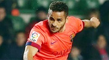 Após passe para gol de Adriano, lateral Douglas (foto) recebeu elogios da imprensa catalã