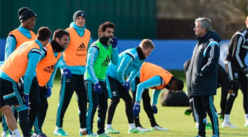 Chelsea de José Mourinho (D) é líder do Inglês