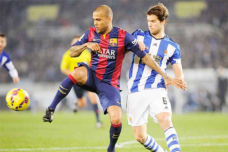 Questionado no Barcelona, Daniel Alves (E) ainda não sabe se permanece no clube após o meio do ano