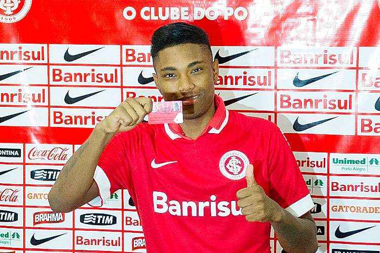 Vitinho foi apresentado pelo Internacional e projetou volta à Seleção após passagem apagada na Rússia