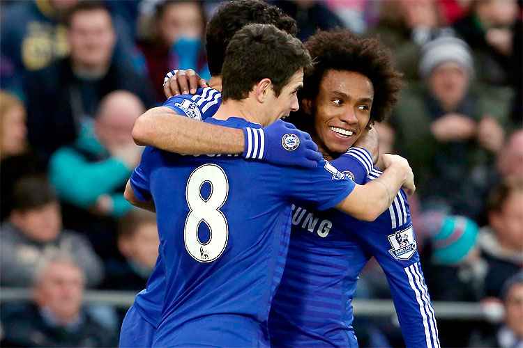 Oscar festeja com William gol na vitória tranquila do líder Chelsea diante do Swansea no País de Gales