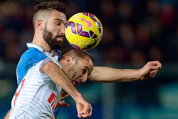 Palacio, da Inter, disputa bola com Lorenzo Tonelli no empate sem gols entre Inter e Empoli na Itália