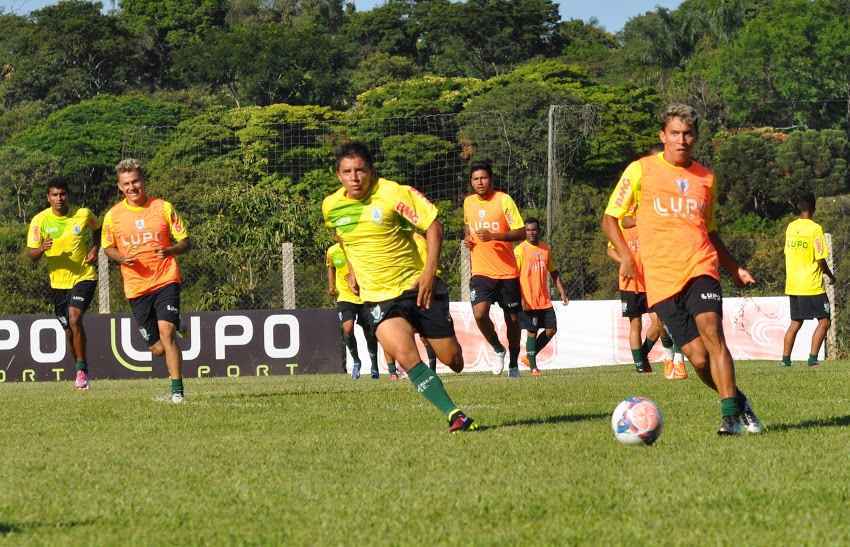 Junior Lemos (centro) está entre os que podem ser emprestados ao Nacional para o Módulo II do Mineiro