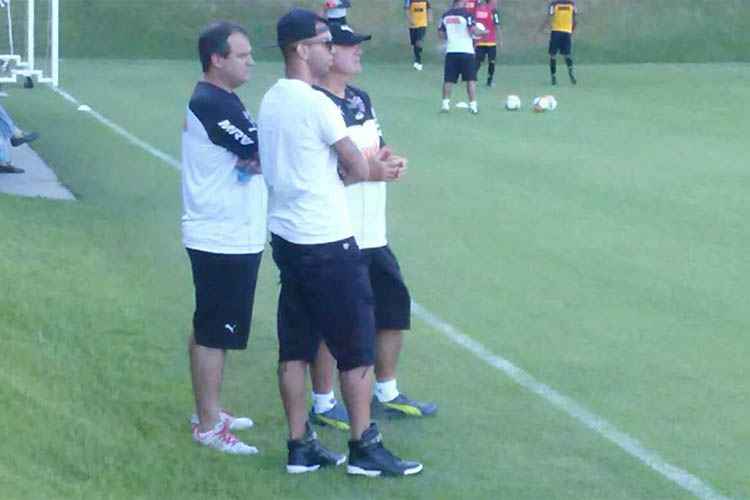 Os últimos passos da segunda passagem de Diego Tardelli pelo Atlético foram dados neste sábado. O jogador esteve na Cidade do Galo e concedeu entrevista coletiva para se despedir dos companheiros e torcedores. O atacante chegou ao CT por volta de 18h30 e conversou com o técnico Levir Culpi.