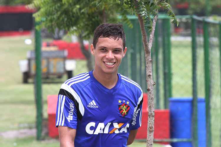 "Espero aproveitar as chances ao máximo e ter uma sequência no clube", falou Mike com esperança