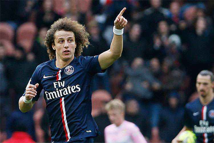 David Luiz cabeceou em cima do goleiro rival, que acabou empurrando a bola para dentro do gol