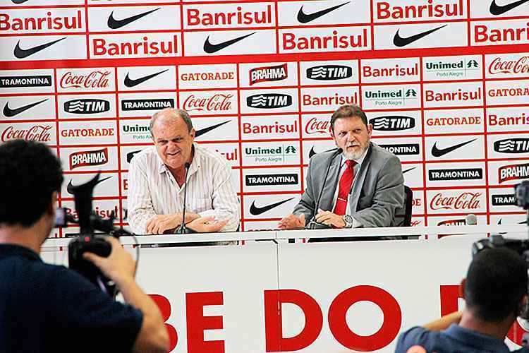 Presidente do Internacional, Vitorio Piffero (E) diminui a perda do possível reforço para o Cruzeiro