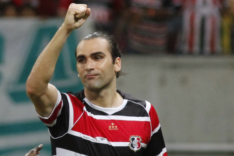Léo Gamalho foi o grande destaque do Santa Cruz na temporada 2014, mas deixou o clube após a Série B
