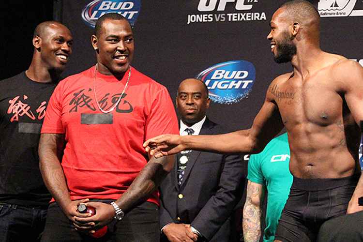 Chandler (E) e Arthur sempre acompanham Jon Jones de perto em suas lutas no UFC