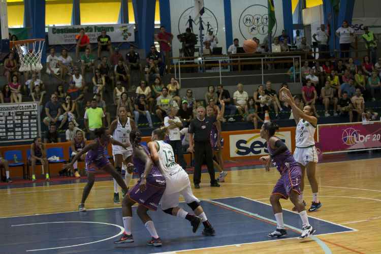 O placar esteve apertado durante boa parte do jogo, mas alviverdes conseguiram abrir vantagem 