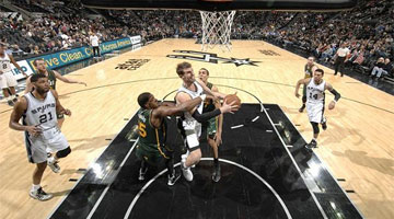 Pivô Tiago Splitter foi o cestinha da partida