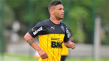 Carlos é opção para começar ano como titular