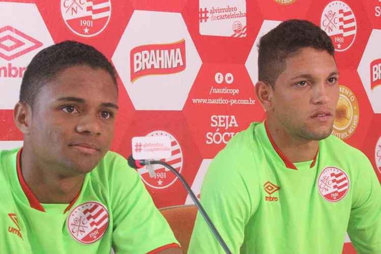João Paulo (D) não participou do treino desta segunda por conta de uma entorse no tornozelo esquerdo