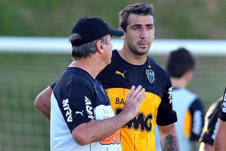 Técnico Levir Culpi orienta Lucas Pratto durante treinamento na Cidade do Galo
