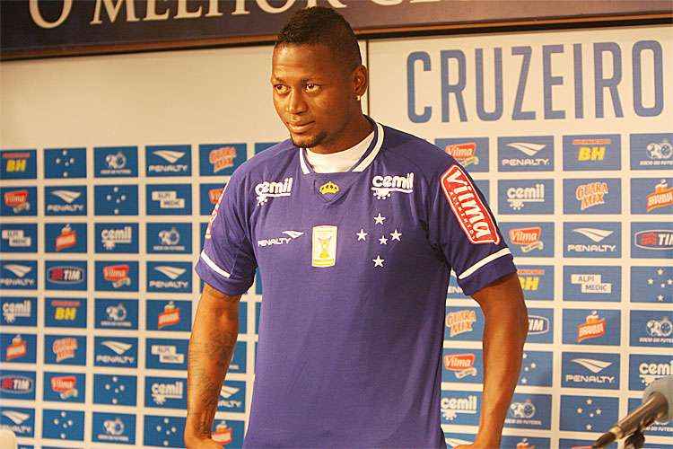 Colombiano Riascos posa com a camisa do Cruzeiro e diz que bateria outro pênalti contra o agora maior rival