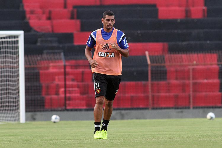 Após novela para renovação de seu contrato, Diego Souza encara regime especial de treinamentos
