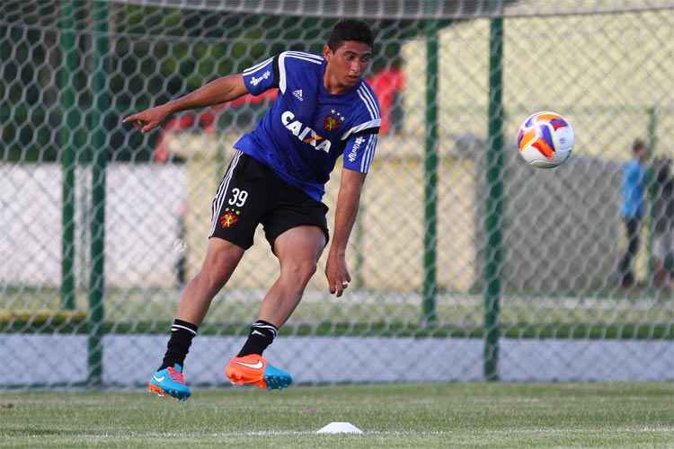 "Temos que deixar bem claro que aqui dentro não tem titular", afirma o jogador rubro-negro, Danilo