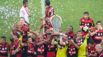 Jogadores do Flamengo erguem taça do torneio