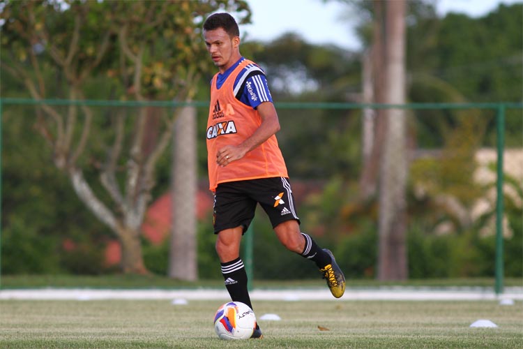 "No clássico, só depois que a bola rolar é que vamos saber quem é o favorito", afirmou Renê