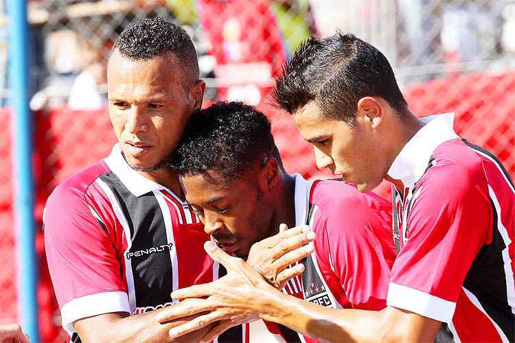 Luís Fabiano (e) fez gol de número 200 com a camisa do São Paulo. Michel Bastos também deixou sua marca