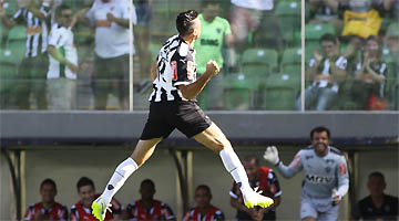 Dátolo fez lembrar R10 em cobrança de falta