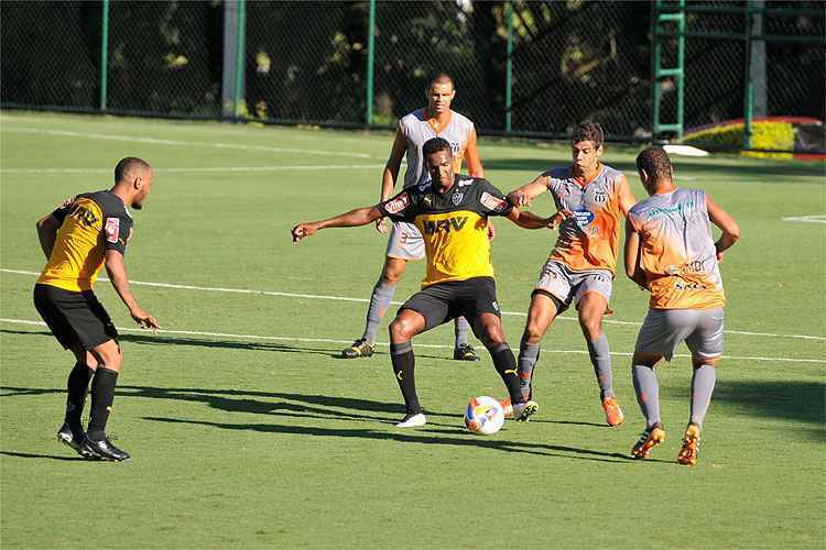 Jô passou em branco no jogo-treino contra o Social e viu concorrente André balançar as redes do adversário
