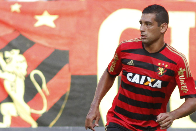 Meia treinou entre os titulares durante toda a semana passada, mas Régis foi quem jogou