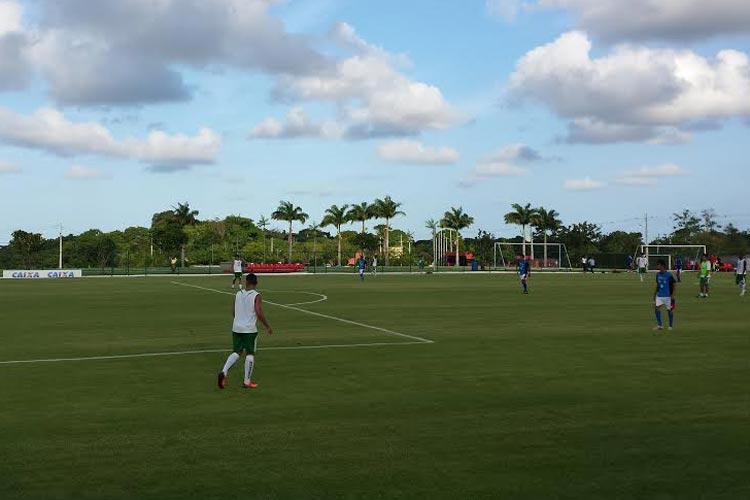 Elenco do Salgueiro Salgueiro, que enfrenta o Náutico pelo Nordestão, treinou no campo ao lado do Leão