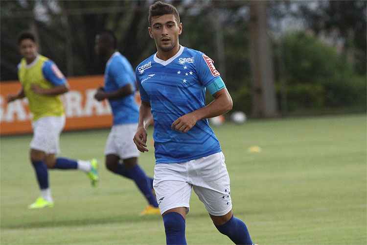 De acordo com Marcelo Oliveira, jovem uruguaio De Arrascaeta deve ocupar faixa central no meio celeste