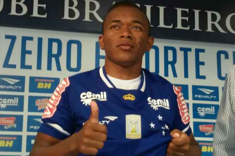 Jovem lateral Pará foi apresentado como novo reforço do Cruzeiro nesta terça-feira, na Toca II 