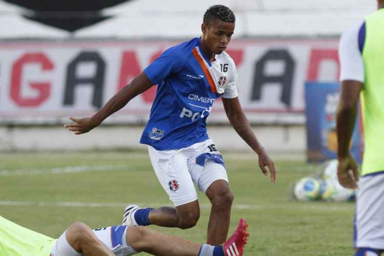 Zagueiro vem sendo sondado pelo Botafogo, mas ainda quer recuperar espaço no Santa