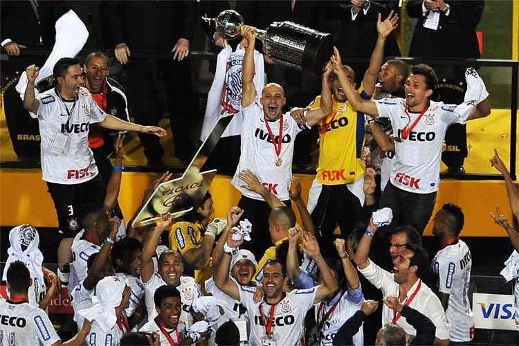 Paulo André (d) ajudou o Corinthians a conquistar a Copa Libertadores pela primeira vez, na edição de 2012