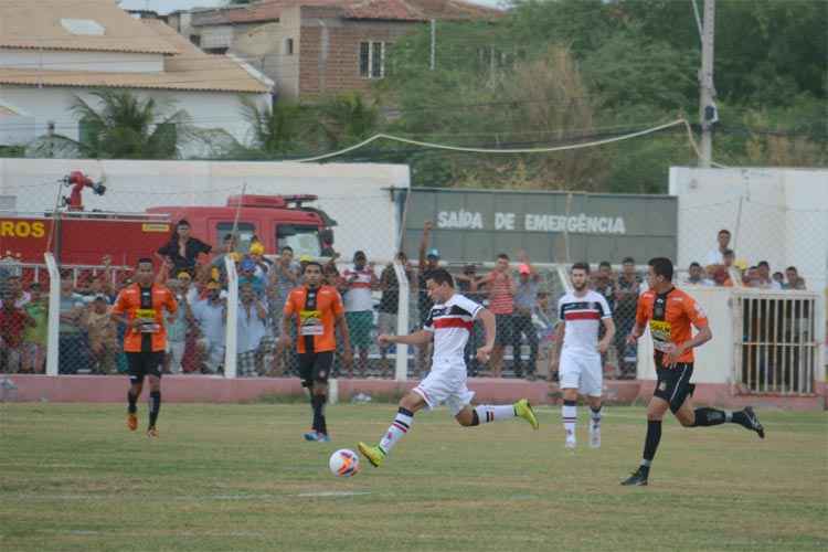 Santa Cruz atuou mal no primeiro tempo da partida e sofreu dois gols na primeira parte do jogo