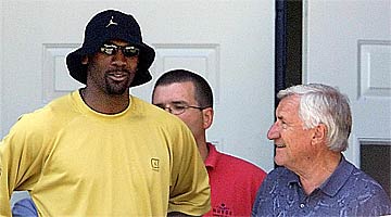 Michael Jordan (E) lamentou profundamente a morte de seu ex-técnico Dean Smith