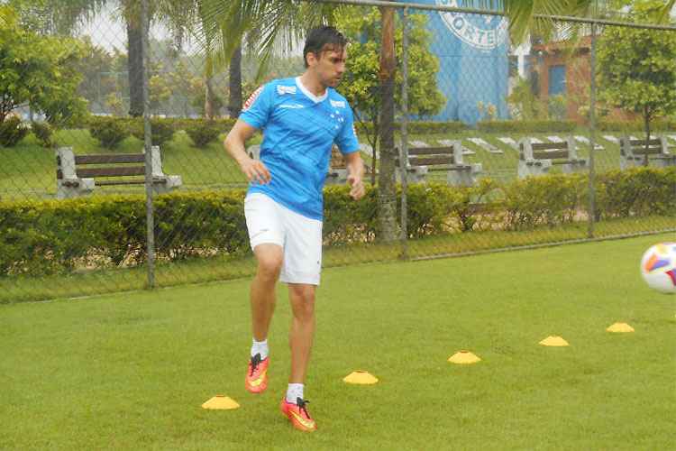 Cruzeiro corre para regularizar o zagueiro, que treinou nesta manhã na Toca da Raposa II