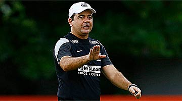 O técnico Enderson Moreira não vai poder repetir a escalação do time que disputou o clássico