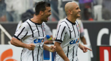 Corinthians venceu com dois pênaltis polêmicos
