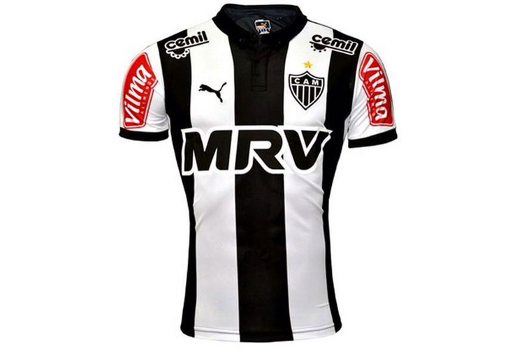 Camisa possuiu três linhas verticais pretas e as mangas majoritariamente brancas, mas com detalhes negros
