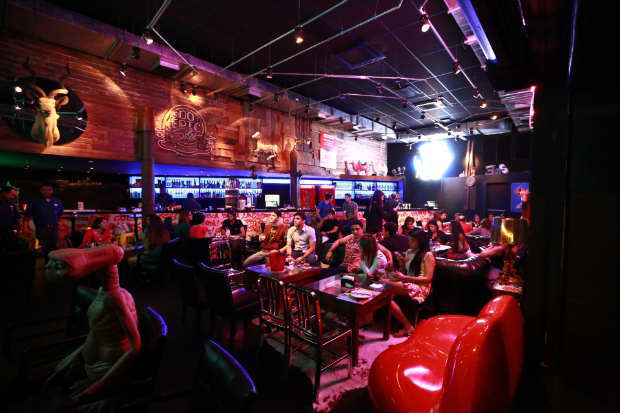 Na Zona Norte, Migué Bar aposta em telão e recebe bom público nos fins de semana