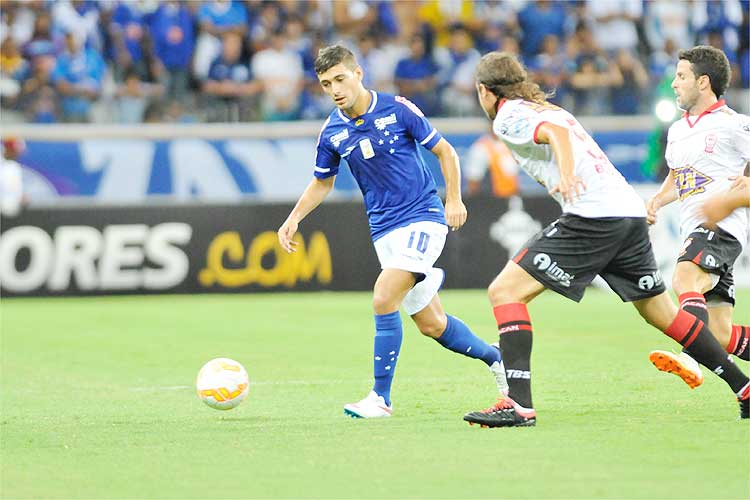 Arrascaeta foi o jogador que mais deu disparos à meta rival no Mineirão; o argentino finalizou quatro vezes