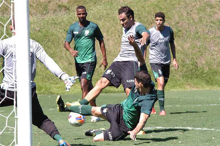 Robertinho (C) é mais alto que zagueiros Wesley Matos (1,83m), Anderson Conceição (1,88m) e Alison (1,87m)