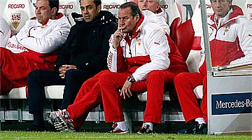 Técnico Huub Stevens (C) comanda o Stuttgart na difícil partida contra o Hertha Berlin