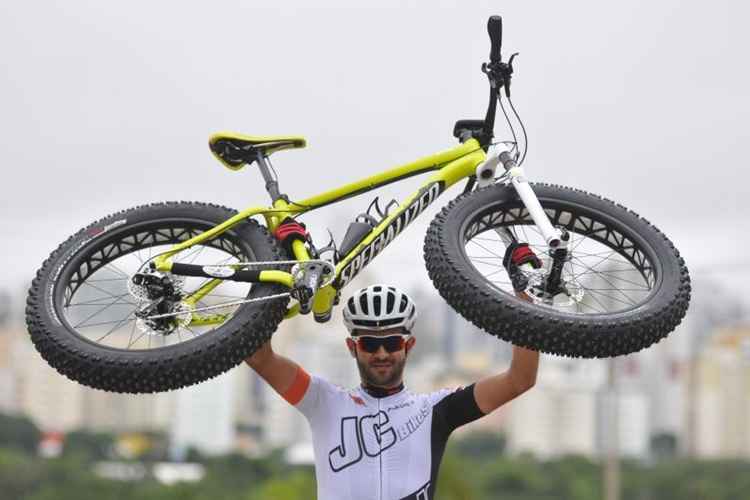 O ciclista Flávio Lucena diz que se apaixonou pela sua fat bike, que atrai olhares curiosos por onde pedala